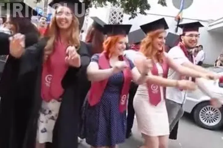 Dans al absolventelor de la UBB Cluj a ajuns BĂȘCĂLIE pe Facebook - VIDEO