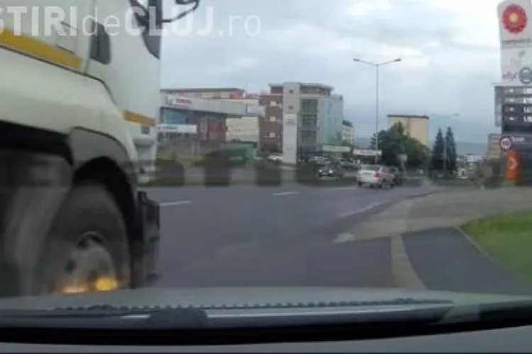 Șofer clujean lovit de o cisternă chiar în sensul giratoriu. Momentul a fost surprins de cameră VIDEO