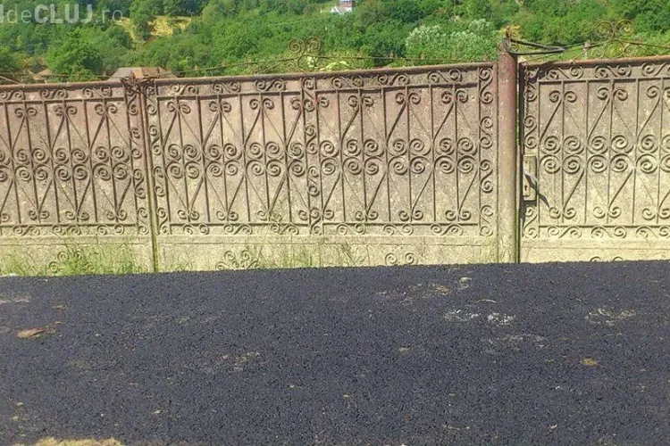 La Micești, în județul Cluj, oamenii sunt ”zidiți” în curți de drumul nou - FOTO