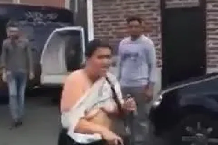 Trei țigănci bătute de chinezi în Paris. Furau din magazine - VIDEO