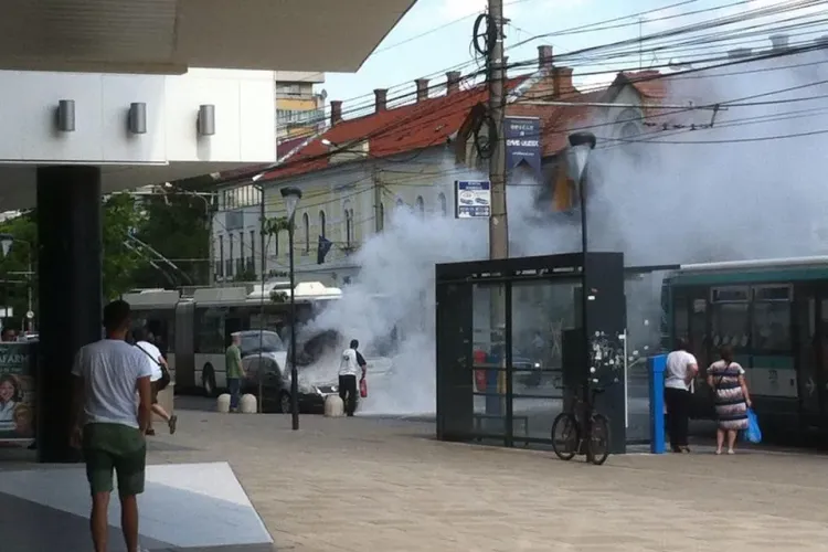 Clujean ghinionist! I-a luat foc mașina lângă clădirea The Office - FOTO