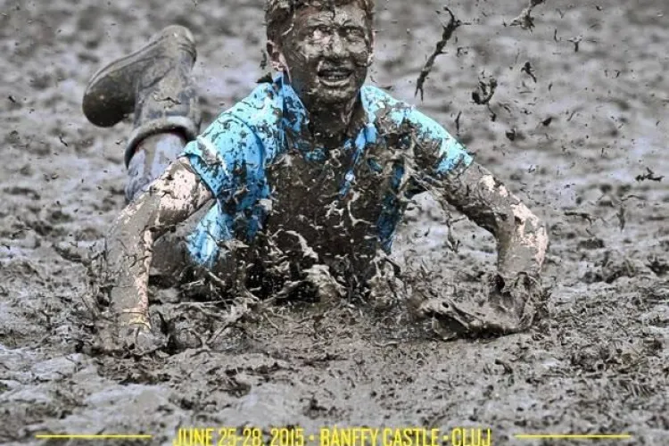 Electric Castle 2015! Oamenii sunt trimiși la autobuze pentru că parcarea e inundată. Coada la autobuze e URIAȘĂ - VIDEO