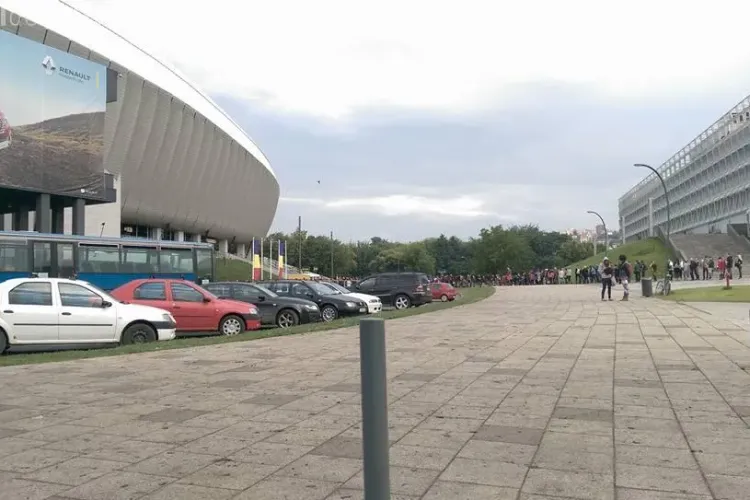 Coadă URIAȘĂ la autobuzele spre Electric Castle - FOTO