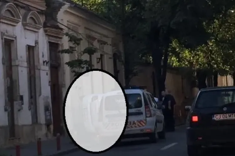 Parcare LATERALĂ la Cluj! S-a urcat cu ROȚILE pe o clădire din centrul Clujului - FOTO VIRAL