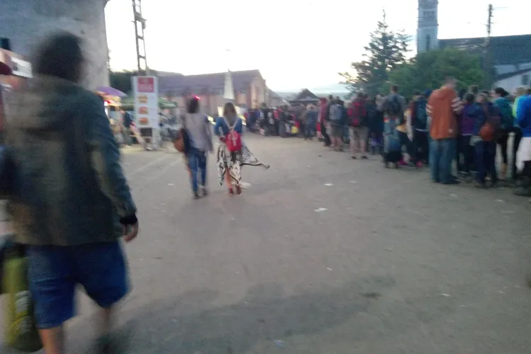 Cozi uriașe la autobuzele spre Cluj, de la Electric Castle: Am stat două ore ca să urc FOTO