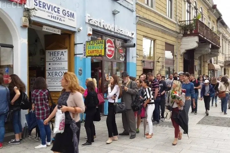Clujenii se înghesuie la gogoși. Cozi ca pe vremea lui Ceaușescu în centrul Clujului - FOTO