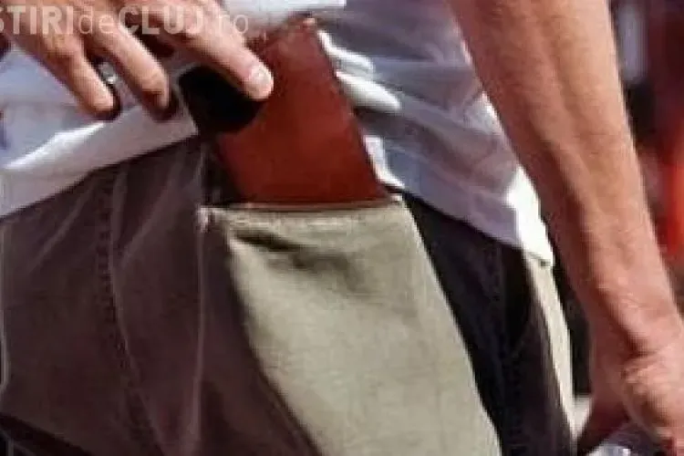 Hoț de buzunare, reținut de polițiștii clujeni, pentru furturi de 14.000 lei. Se urca în microbuze și se apuca de ”treabă”
