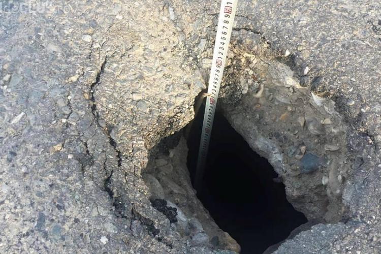 Drumul din Cluj cu ”cratere” de aproape 2 metri lungime. S-a făcut o petiție pentru repararea sa FOTO