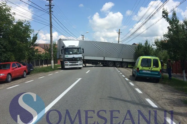 Un TIR a oprit circulația pentru zeci de minute în Gherla. A rămas blocat pe o stradă VIDEO
