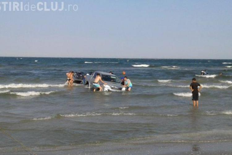 Un român a intrat cu mașina în mare și a rămas blocat - FOTO