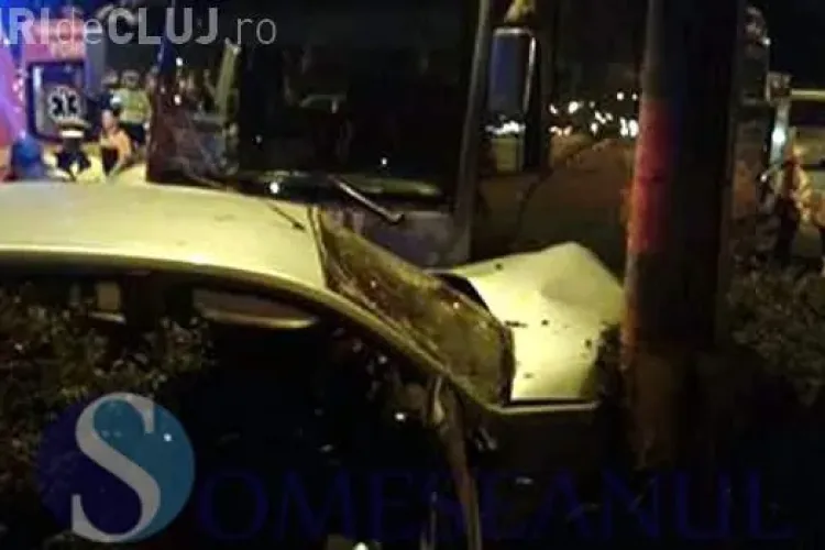 Microbuz plin cu pasageri, implicat într-un accident la Cluj. A fost cauzat de un șofer inconștient - VIDEO
