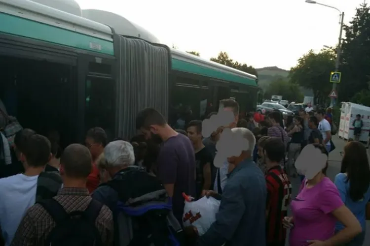 Neag a spus că nu e aglomerație la autobuzele din Florești. Oamenii îi arată contrariul - FOTO