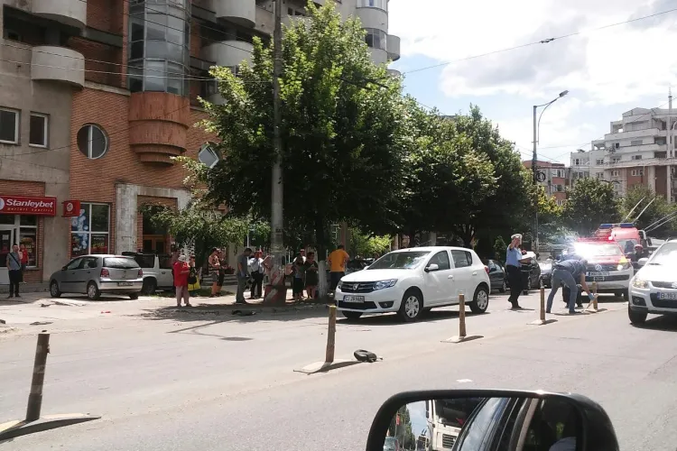 Accident pe Bulevardul Nicolae Titulescu! Un șofer grăbit a lovit un scuter și alte două mașini - FOTO