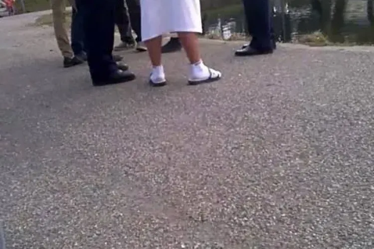 A făcut baie în Chios și s-a plimbat în halat prin parc - VIDEO