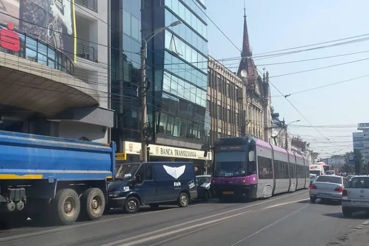 Tramvaiul este blocat pe strada Barițiu de o mașină de curierat - FOTO