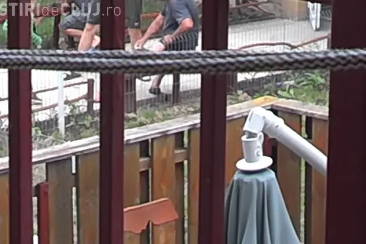 Te doare MINTEA! Un bărbat din Florești se epilează în fața blocului - VIDEO