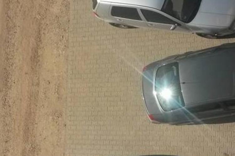 Florești: Și-a parcat mașina, dar a găsit-o lovită și împinsă în bloc - FOTO