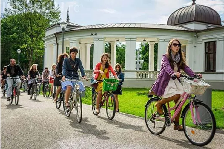 Parada modei pe bicicletă va avea loc la Cluj-Napoca. VELO CHIC CLUJ 2015 este evenimentul biciclistelor clujence