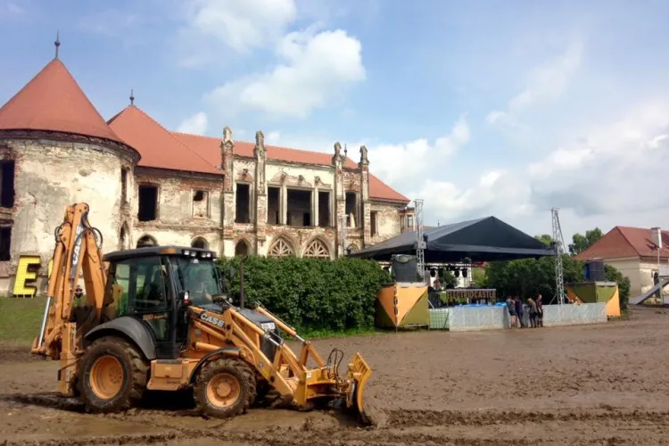 ELECTRIC CASTLE 2015: Organizatorii festivalului curăță curtea castelului de noroi. Vor pune și pietriș pe alei FOTO