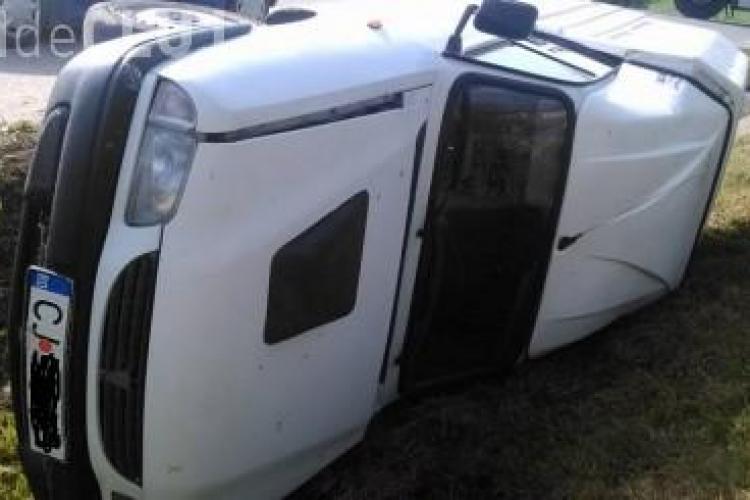 Un șofer s-a răsturnat cu mașina la Cuzdrioara. A plecat apoi pe jos acasă FOTO