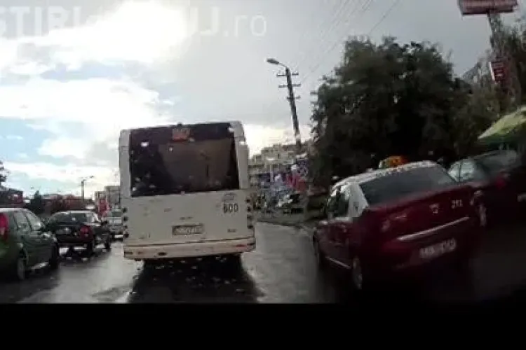 Cum să depășești o coloană de mașini la Cluj. Un taximetrist ”inventiv” s-a folosit de trotuar VIDEO