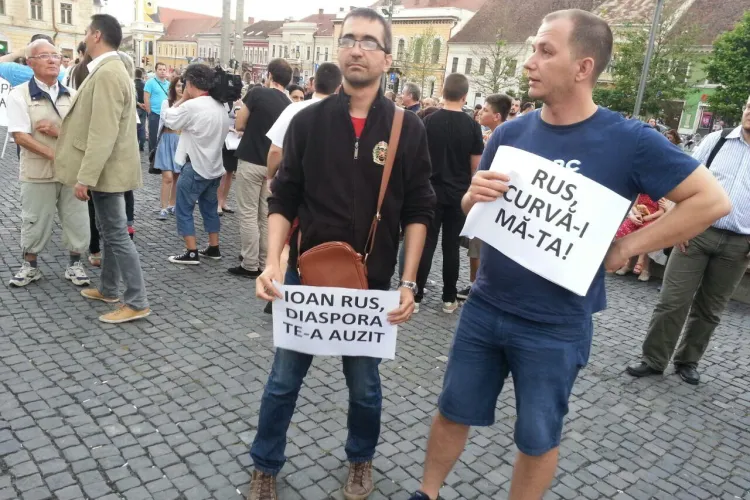 Aproape 1000 de clujeni au PROTESTAT împotriva lui PONTA. FOTO cu cel mai TARE mesaj 