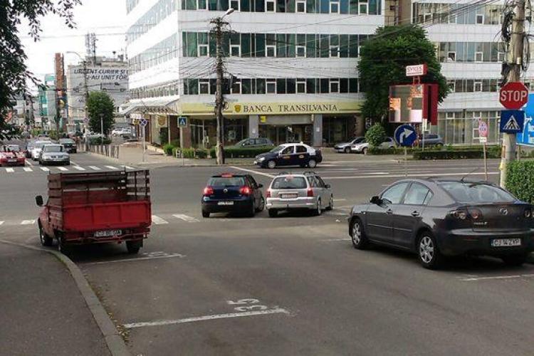 Șoferii clujeni stau la taclale în stradă, fără să le pese că încurcă traficul - FOTO