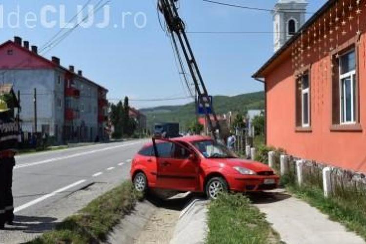 Accident rutier la Cășeiu. Un șofer neatent a distrus un stâlp de electricitate cu mașina
