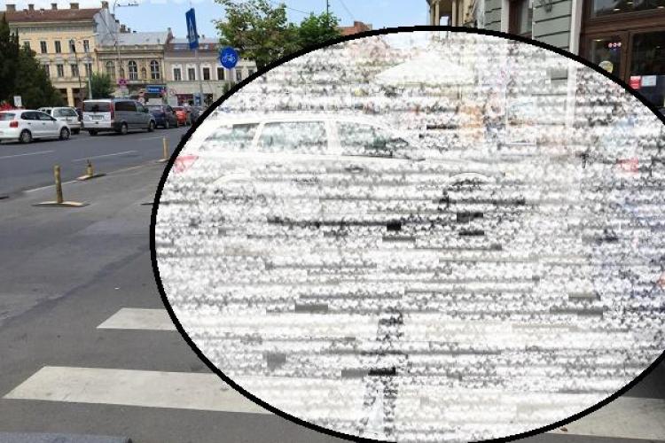 Cum să NU parchezi la Cluj! Un șofer și-a lăsat mașina fix pe trecerea de pietoni, în centrul orașului FOTO