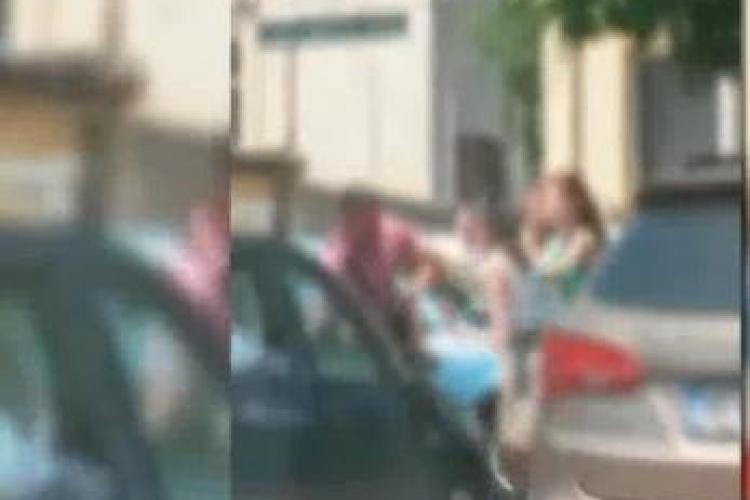 TUPEU de rude de politician la BAC. Fiica și soția unui baron PSD au agresat un procuror în plină stradă VIDEO