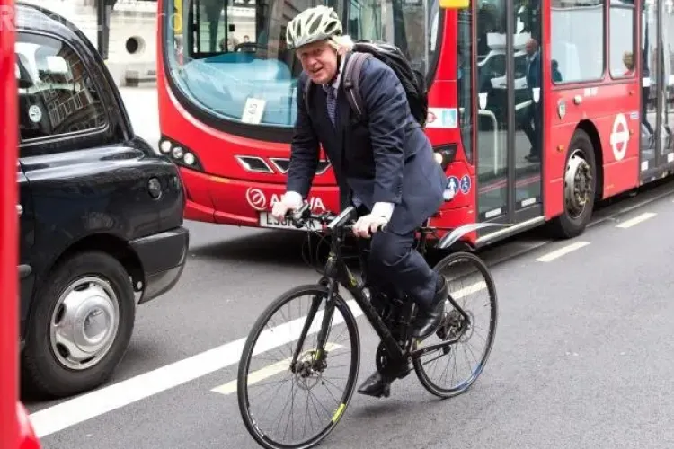 Un primar merge pe bicicletă, dar îl înjură ca un birjar pe un taximetrist - VIDEO