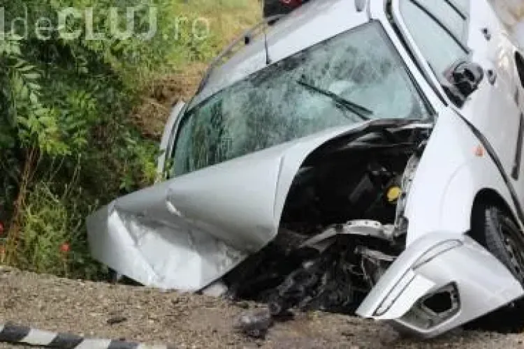 Trei studenți clujeni au făcut accident în timp ce veneau la facultate să dea un examen. Au plonjat cu mașina într-un podeț FOTO