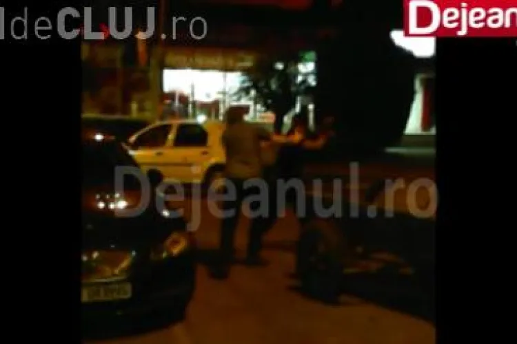 Bătaie în centrul Dej-ului, din cauza unei căruțe parcate între mașini. Și-au dat pumni și picioare VIDEO