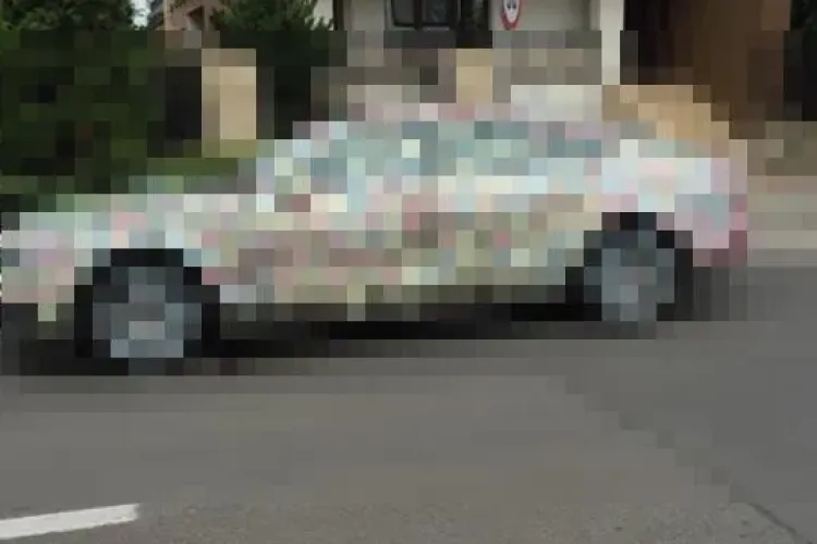 O clujeancă sexy i-a umplut iubitului bolidul cu stickere - FOTO