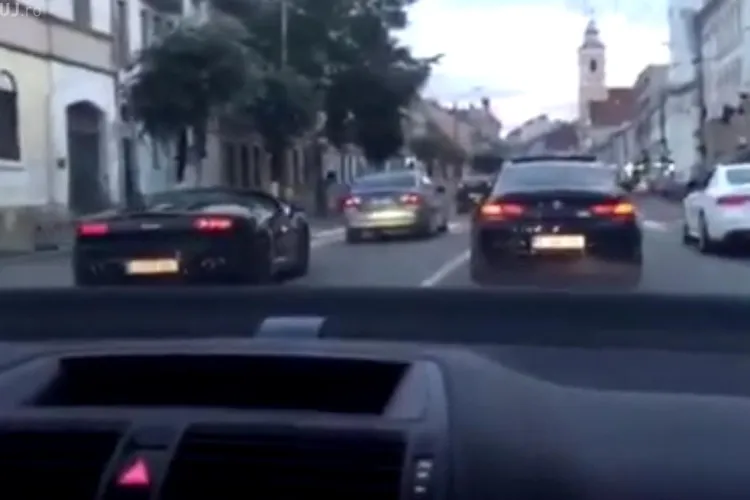 Un bolid ULTRA sport merge pe contrasens în centrul Clujului, pe banda de autobuz - VIDEO