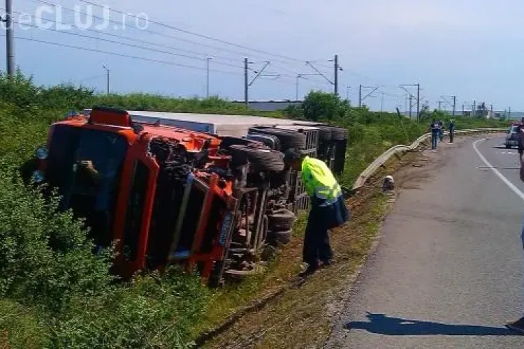 Accident la Jucu! Cum a reușit un Fiat să răstoarne un TIR
