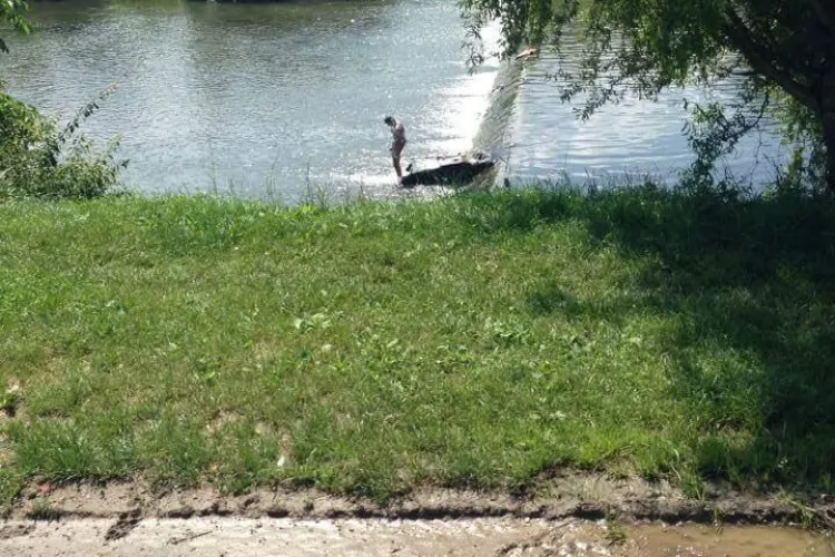 Clujean fotografiat în timp ce făcea DUȘ în Someș - FOTO