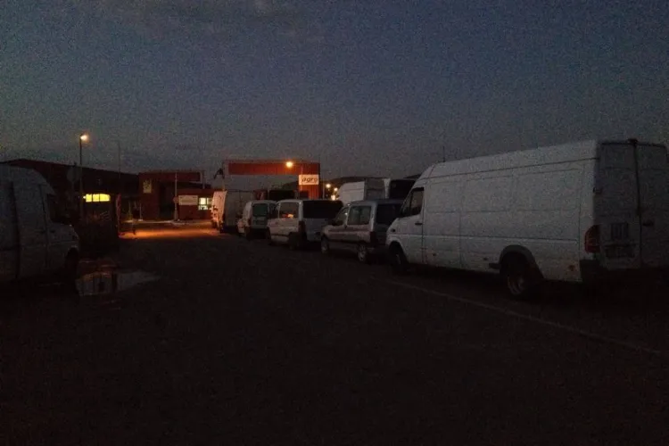 Centrul Agro Transilvania Cluj își bate joc de comercianți. De ce sunt ținuți producătorii la cozi câte 8 ore