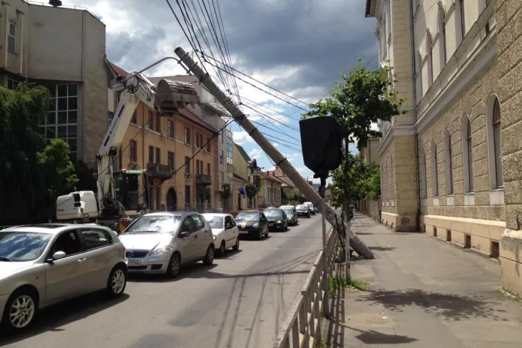 Dorel a rupt un stâlp în fata liceului Sincai - FOTO