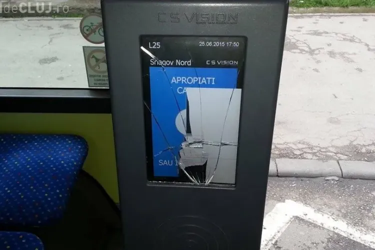 CLUJ - Trei tineri au spart un compostor electronic dintr-un troleibuz. Călătorii i-au REȚINUT - FOTO