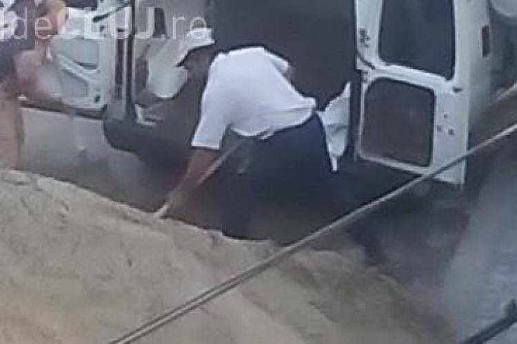La Dej se fură și nisipul folosit pentru reabilitarea străzilor! Hoții au fost surprinși de camerele de supraveghere VIDEO
