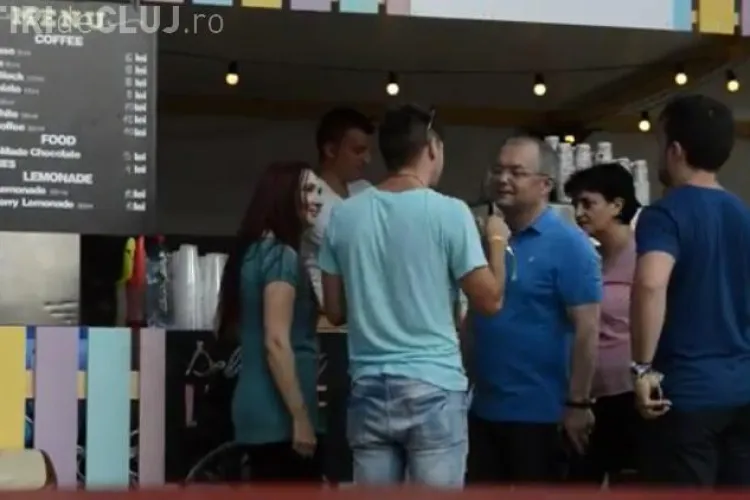 Mircea Bravo s-a dus la UNTOLD. S-a întâlnit cu Boc și i-a cerut banii înapoi VIDEO