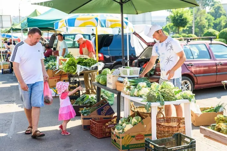 Piețarii care umflă prețutile, sancționați dur la Cluj. Polițiștii au luat cu asalt piețele din municipiu