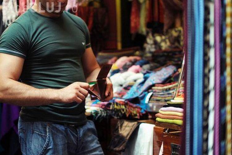 Cum a rămas o vânzătoare din Cluj fără portofel și telefoane. Un moment de neatenție a costat-o