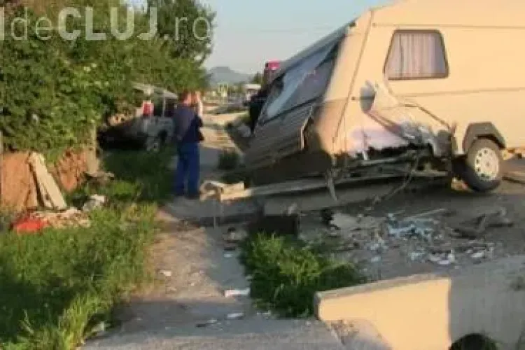 Final de vacanță cu ghinion pentru un grup de prieteni. Au făcut accident cu rulota după o vizită la Cluj VIDEO