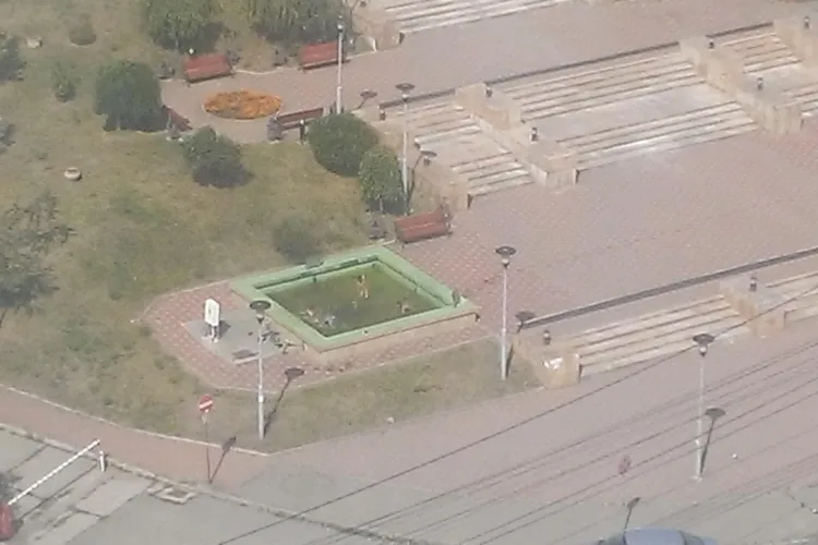 Noii ”studenți” de la Ștințe Economice Cluj fac baie în fântâna arteziană - FOTO