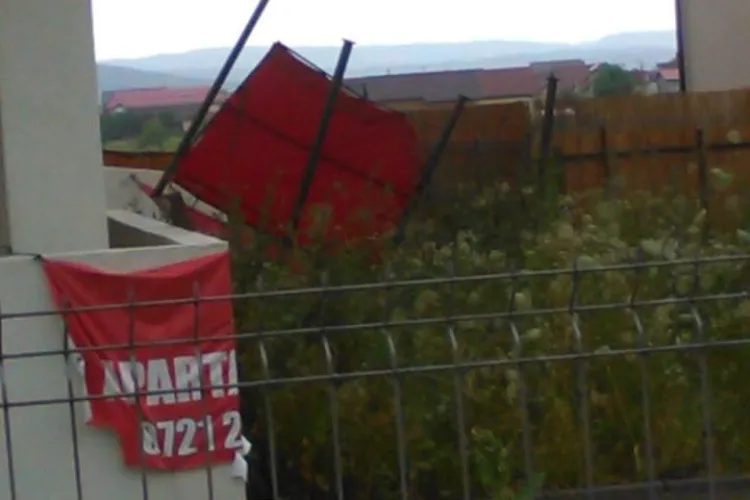 Furtuna a făcut RAVAGII în Florești. Au zburat dulapuri din balcoane VIDEO