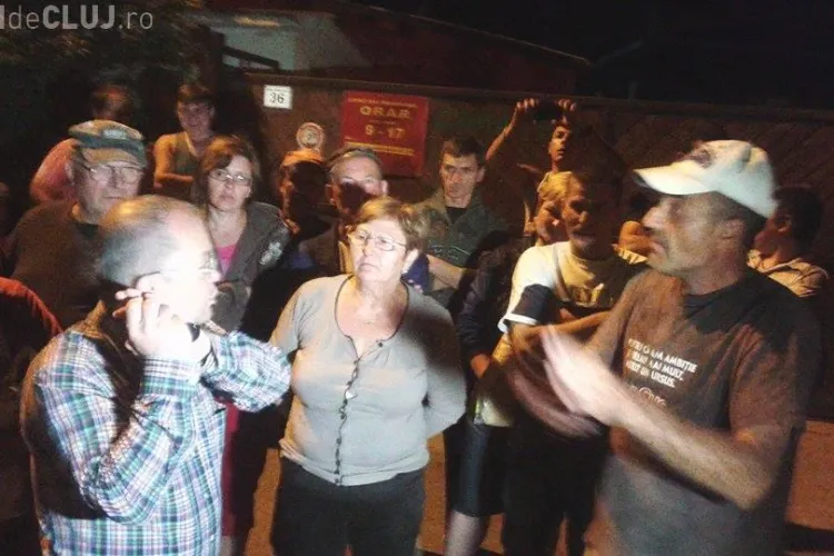 Protest în Someșeni! Emil Boc a fost acuzat de oameni că le-a făcut o rampă de gunoi lângă case - VIDEO