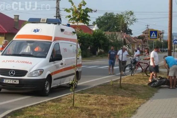 Un motociclist beat și fără permis a făcut accident la Gherla. A intrat direct într-un gard și a zburat de pe motocicletă VIDEO