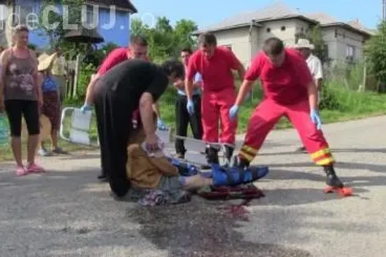Accident pe un drum din Cluj. O bătrână a fost rănită grav 
